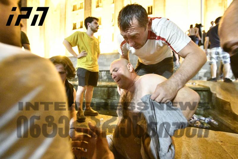 (ფოტოკოლაჟი) აქციის დაშლიდან რამდენიმე წუთში... - რა ხდებოდა რუსთაველის გამზირზე